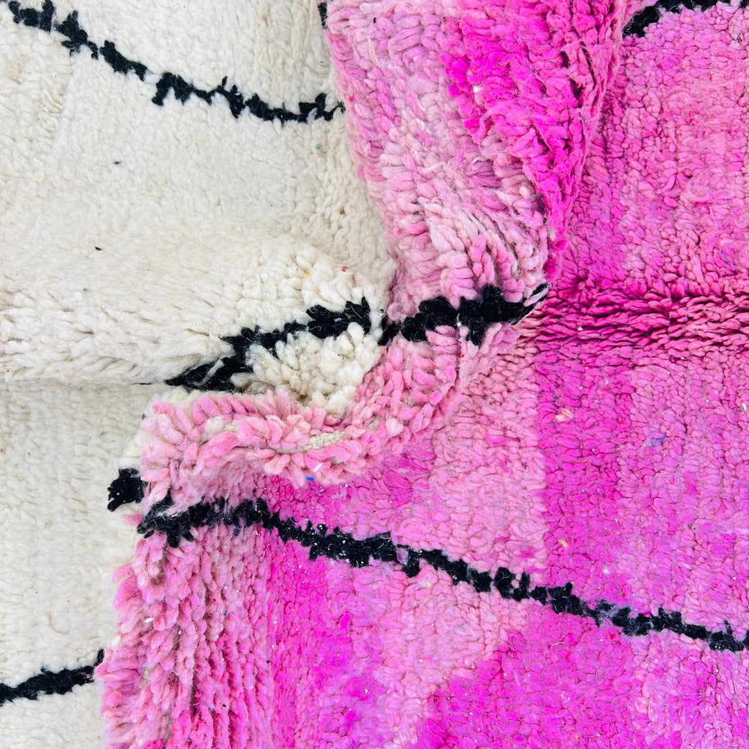 Vintage Moroccan rug with pink gradient and black lines – 275x160 cm

