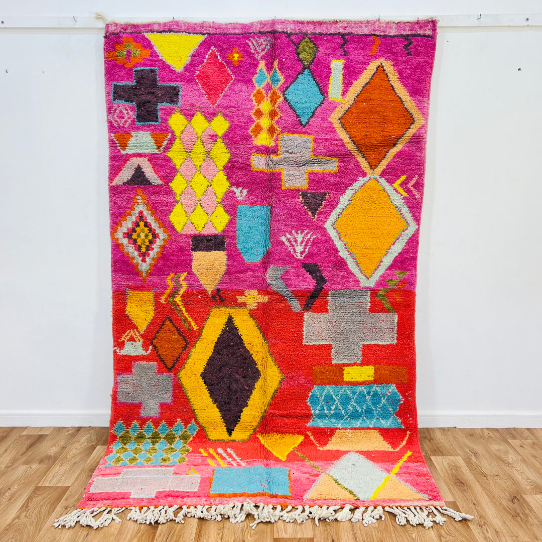 Vintage Moroccan rug with pink background, colorful diamond and cross motifs – Rug 644 (250x150 cm)

