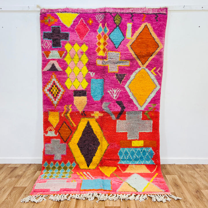 Vintage Moroccan rug with pink background, colorful diamond and cross motifs – Rug 644 (250x150 cm)

