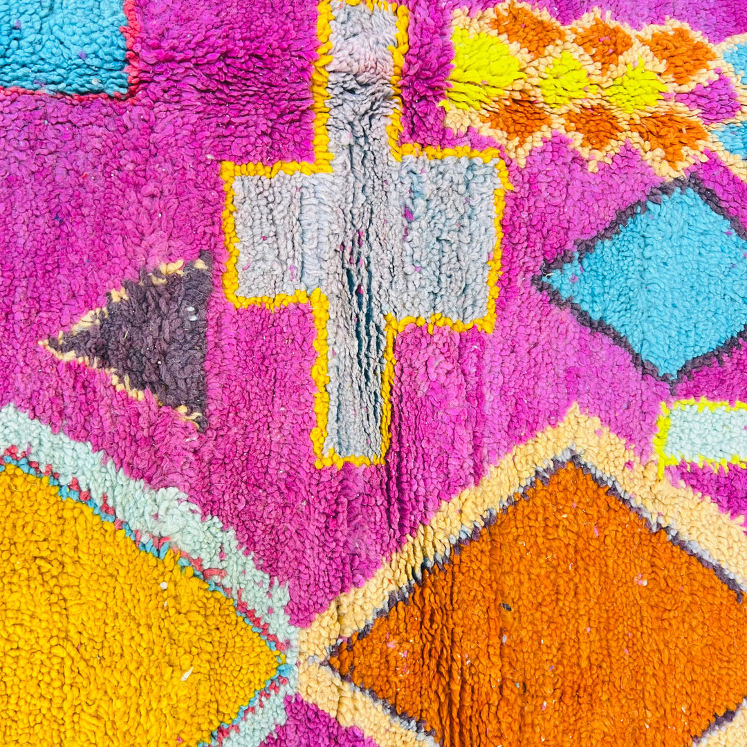 Vintage Moroccan rug with pink background, colorful diamond and cross motifs – Rug 644 (250x150 cm)


