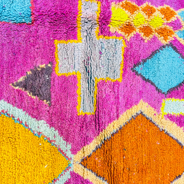 Vintage Moroccan rug with pink background, colorful diamond and cross motifs – Rug 644 (250x150 cm)

