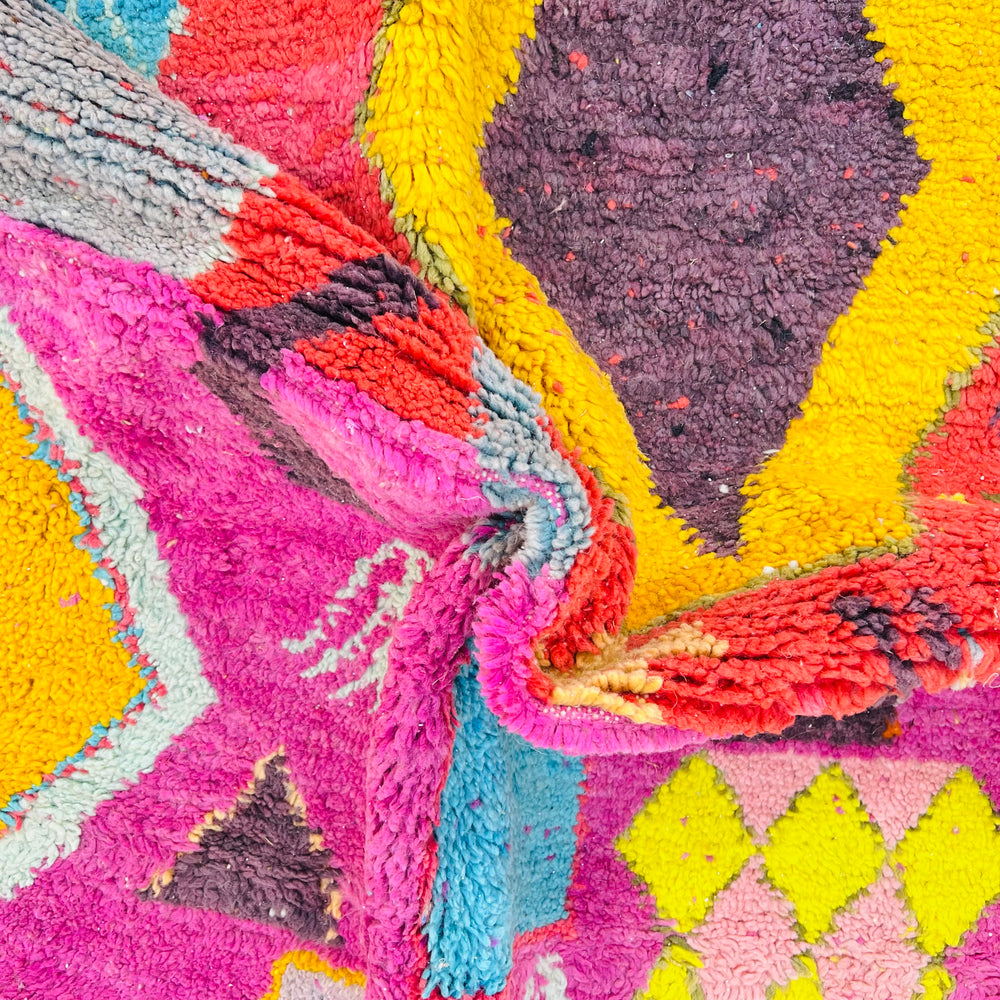 Vintage Moroccan rug with pink background, colorful diamond and cross motifs – Rug 644 (250x150 cm)

