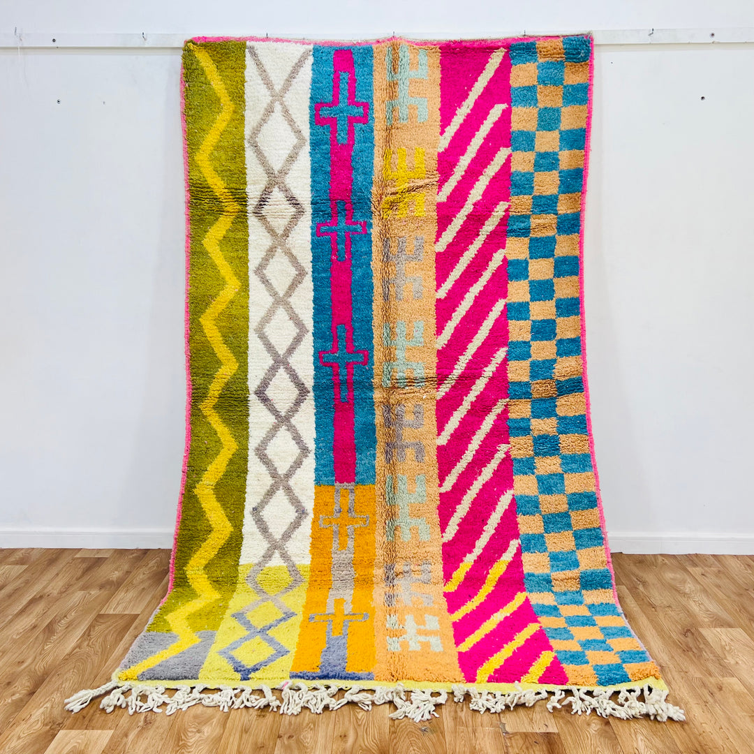 Vintage Moroccan Rug No. 636 – Colorful wool rug with tribal patterns and vertical stripes in pink, blue, yellow

