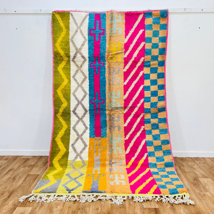Vintage Moroccan Rug No. 636 – Colorful wool rug with tribal patterns and vertical stripes in pink, blue, yellow

