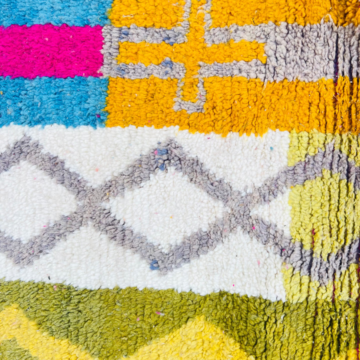 Vintage Moroccan Rug No. 636 – Colorful wool rug with tribal patterns and vertical stripes in pink, blue, yellow

