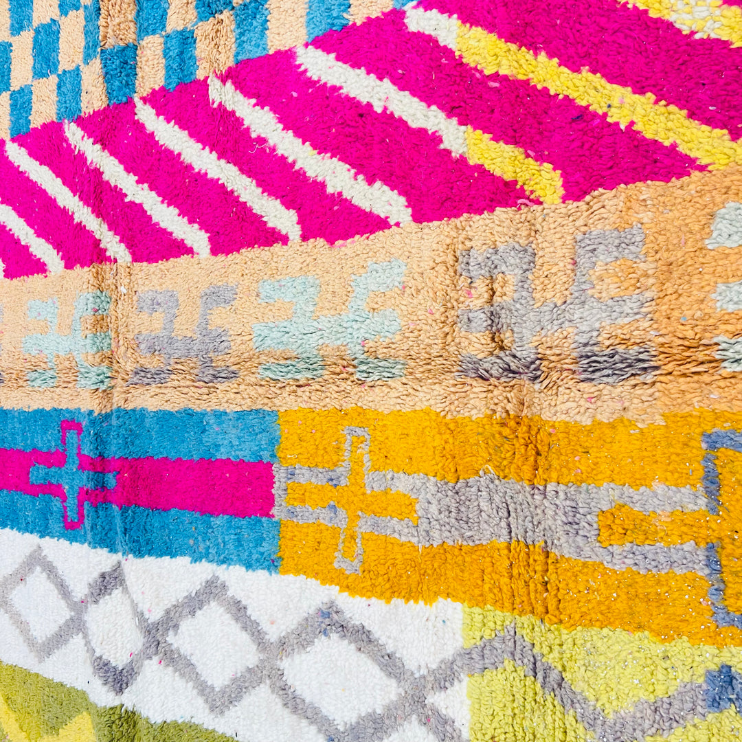 Vintage Moroccan Rug No. 636 – Colorful wool rug with tribal patterns and vertical stripes in pink, blue, yellow

