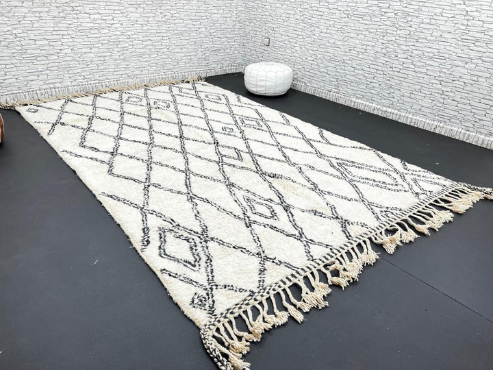 Handmade ivory Moroccan wool rug with black diamond geometric pattern – Beni Ourain style