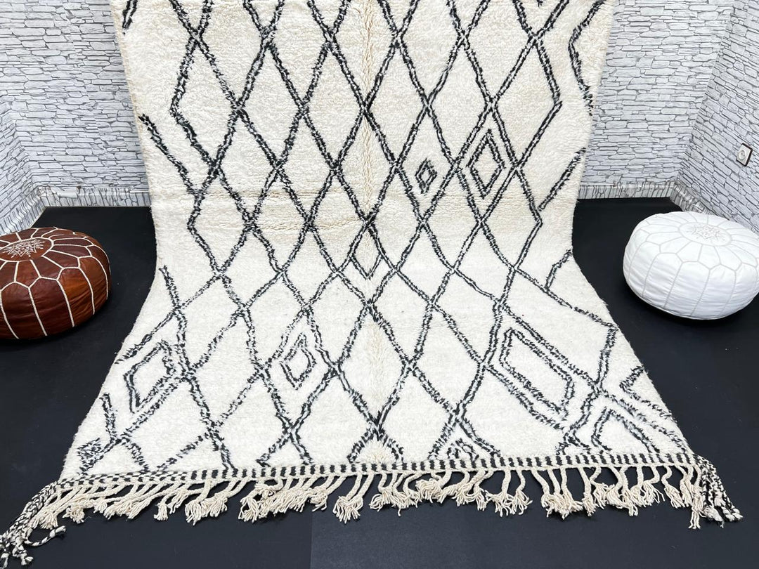 Handmade ivory Moroccan wool rug with black diamond geometric pattern – Beni Ourain style