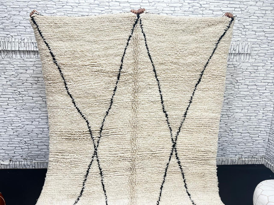 Handmade ivory Moroccan wool rug with black diamond lines – Beni Ourain design
