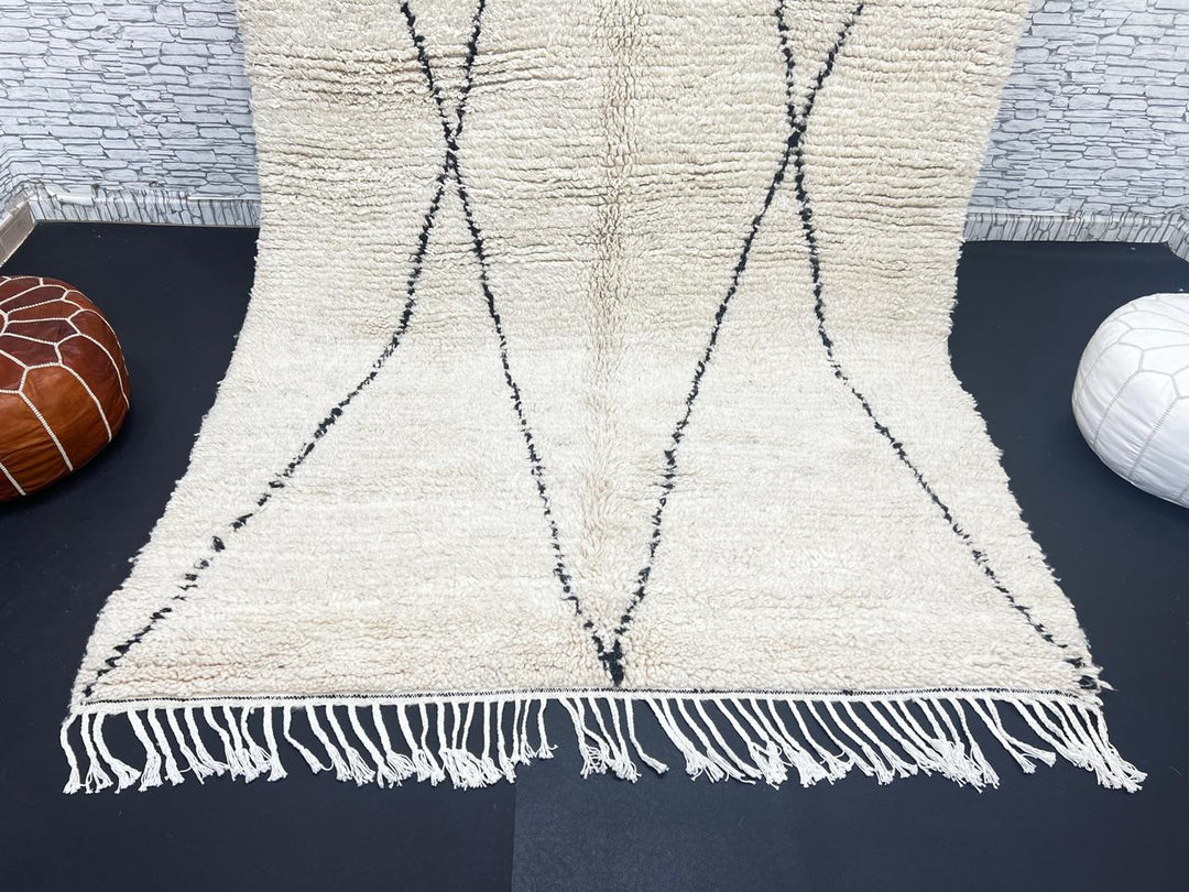 Handmade ivory Moroccan wool rug with black diamond lines – Beni Ourain design