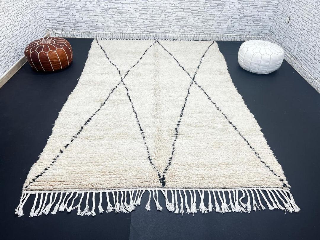 Handmade ivory Moroccan wool rug with black diamond lines – Beni Ourain design