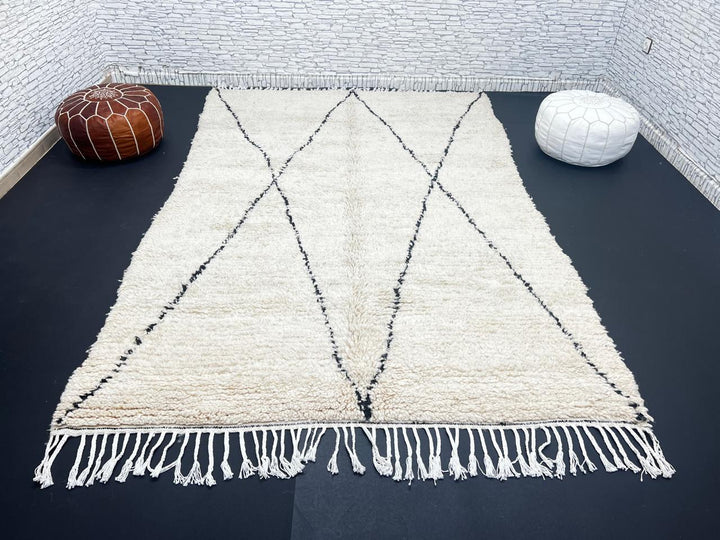Handmade ivory Moroccan wool rug with black diamond lines – Beni Ourain design