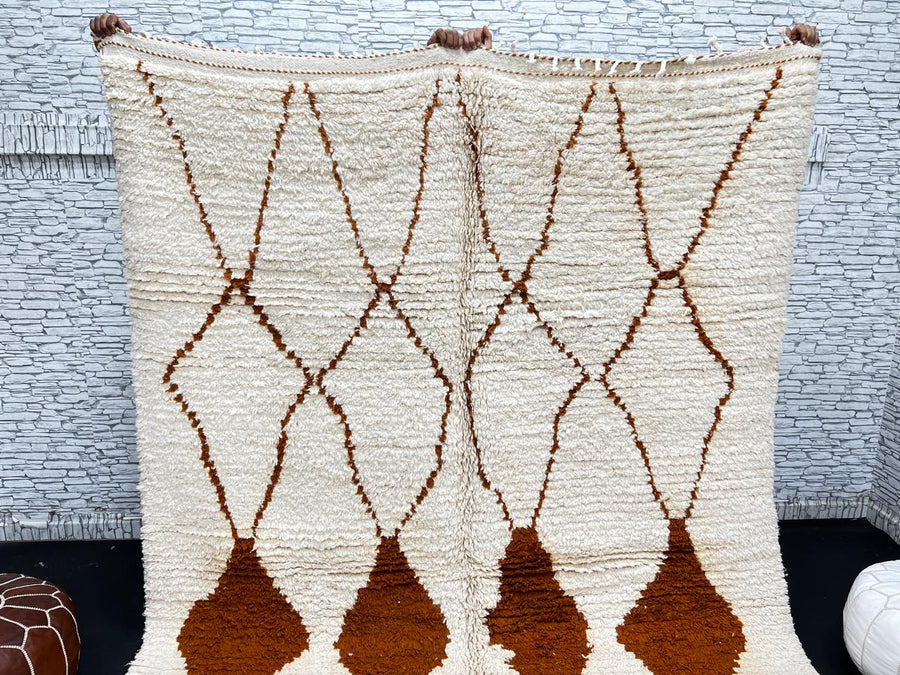 Handmade ivory Moroccan wool rug with terracotta diamond motifs – Beni Ourain style
