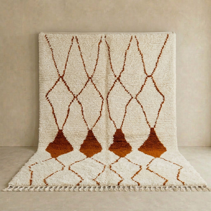 Handmade ivory Moroccan wool rug with terracotta diamond motifs – Beni Ourain style
