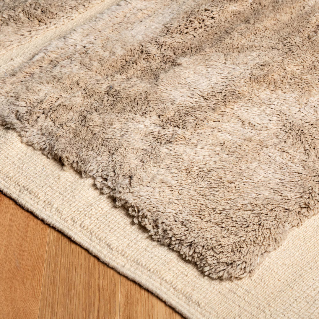 Minimalist Beige Wool Rug with Geometric Pile – Handmade