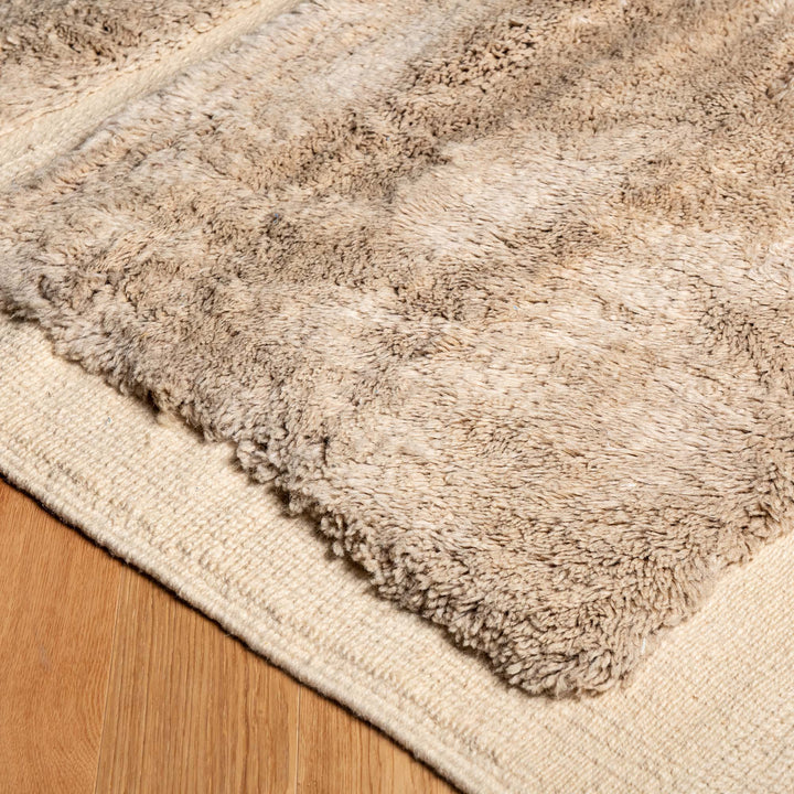 Minimalist Beige Wool Rug with Geometric Pile – Handmade