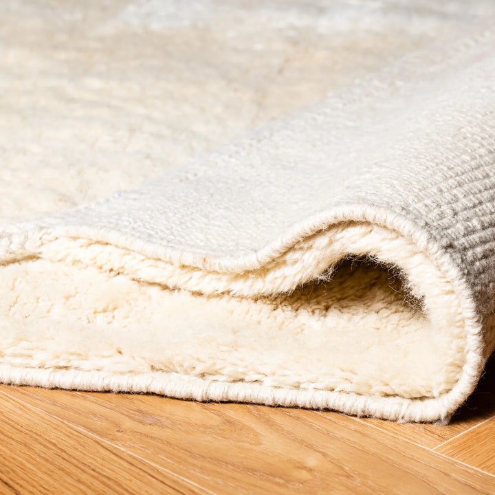 Minimalist Natural Wool Moroccan Rug – Soft Cream Shag Finish