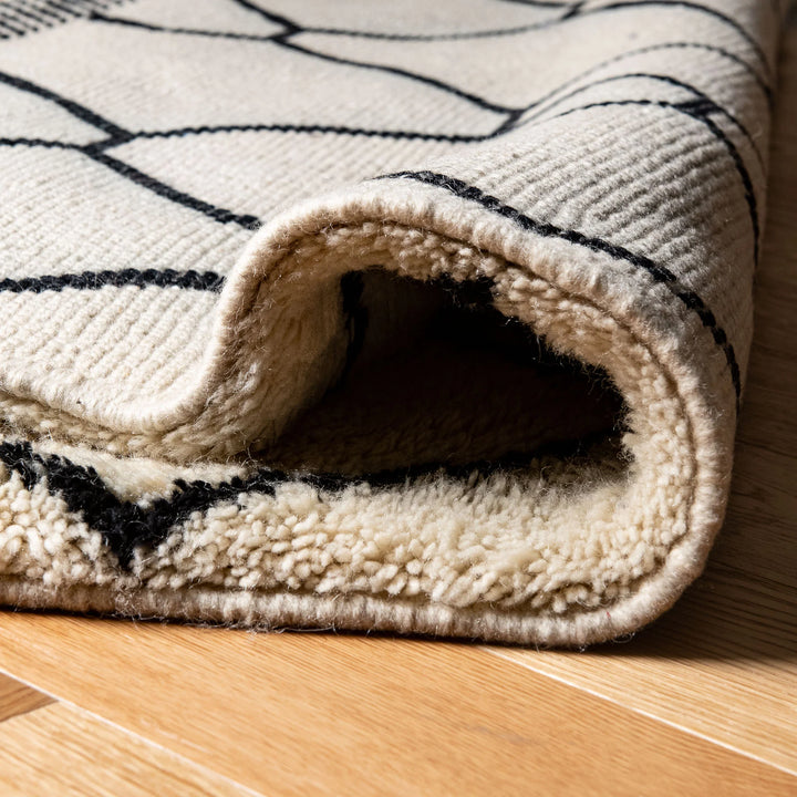 Moroccan Wool Rug with Criss-Cross Diamond Berber Line Pattern