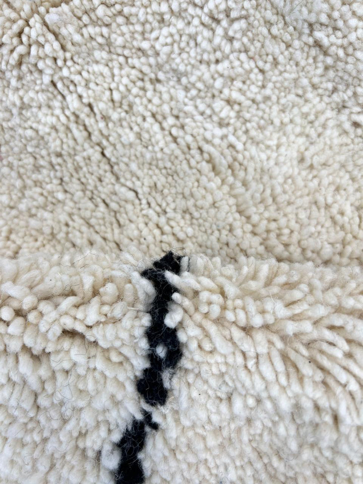 Round Moroccan Rug – White Wool with Diamond Lines