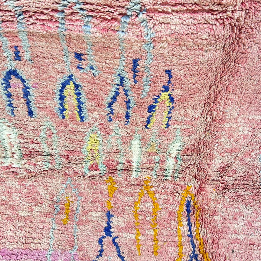 Vintage Moroccan Wool Rug 164 – handmade pink and yellow abstract Moroccan wool rug (256 × 165 cm).