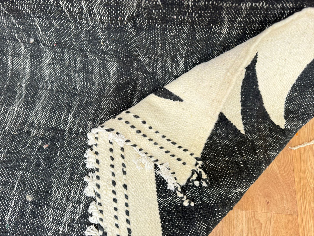 Flatweave Moroccan Rug – Handwoven Black & Cream Wool Berber Carpet