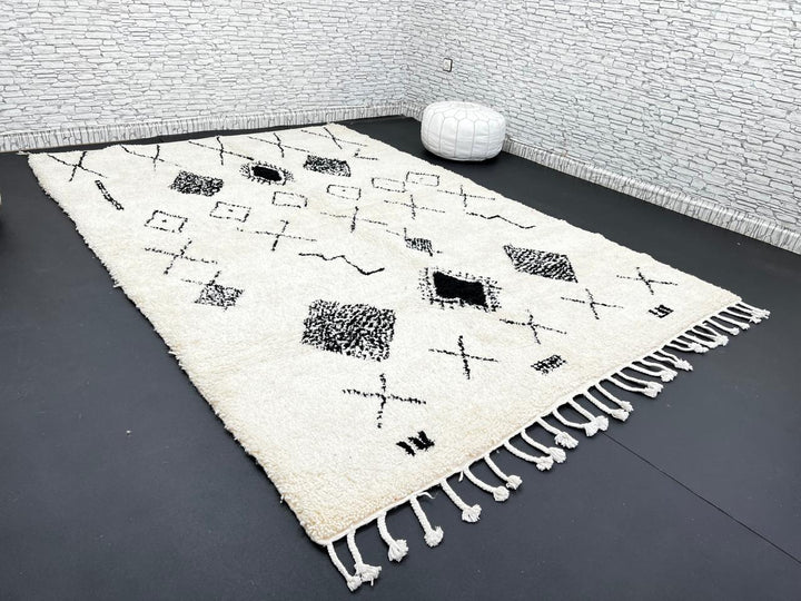 Handmade white Moroccan wool rug with black geometric motifs – Beni Ourain design