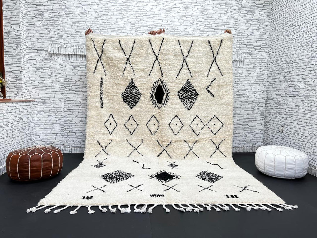 Handmade white Moroccan wool rug with black geometric motifs – Beni Ourain design