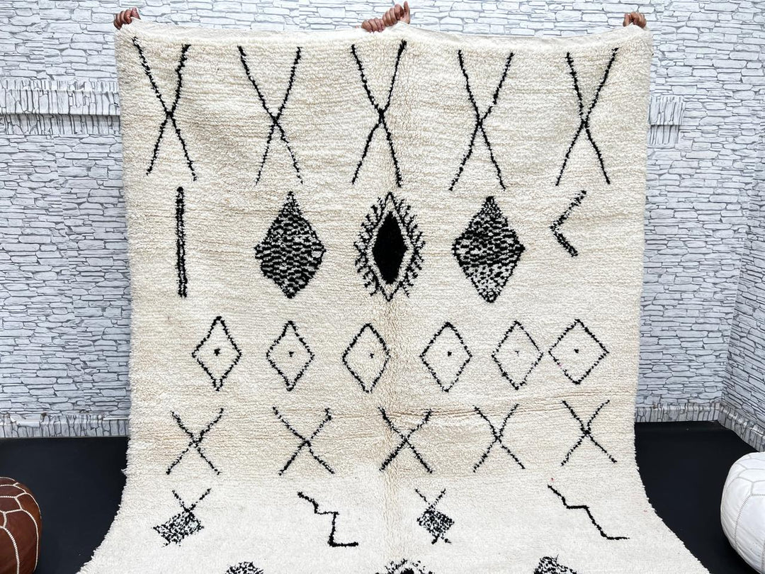 Handmade white Moroccan wool rug with black geometric motifs – Beni Ourain design