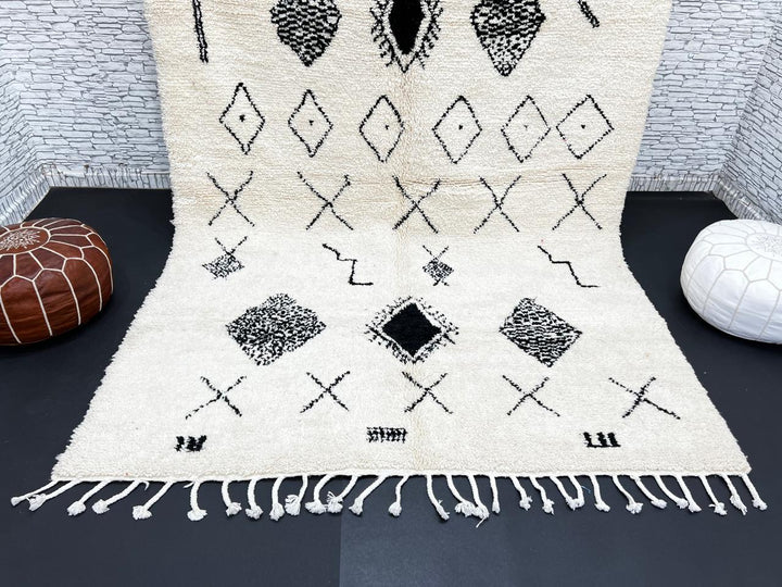Handmade white Moroccan wool rug with black geometric motifs – Beni Ourain design