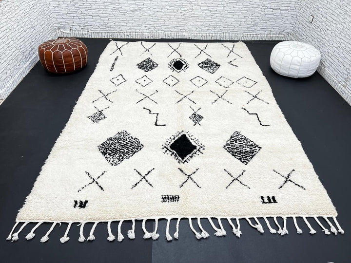 Handmade white Moroccan wool rug with black geometric motifs – Beni Ourain design