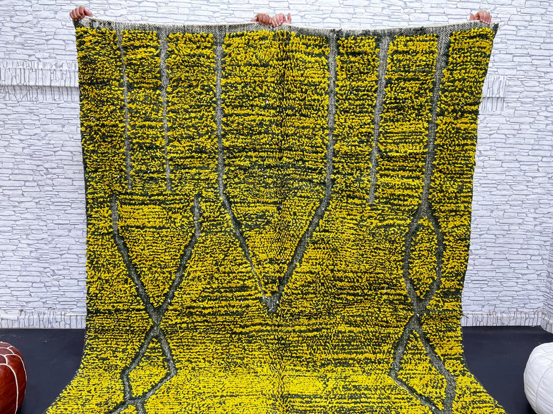 Handmade yellow-green Moroccan wool rug with gray geometric diamond lines – Beni Mrirt design
