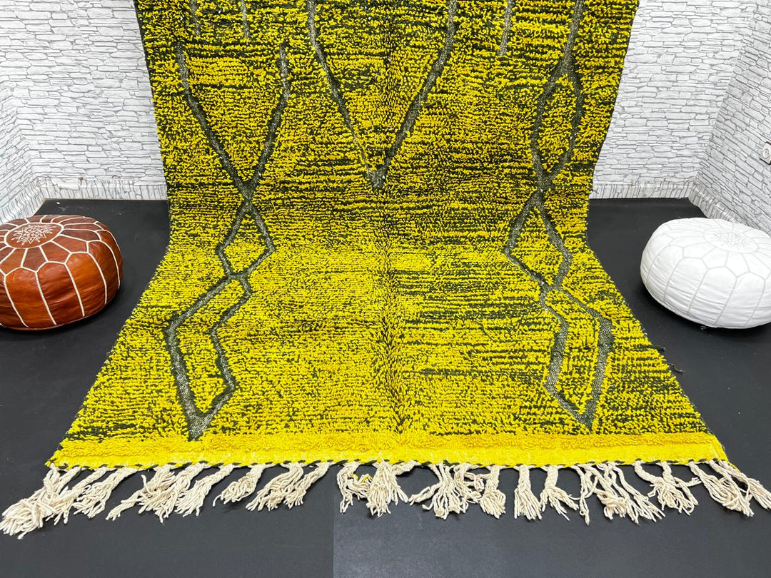Handmade yellow-green Moroccan wool rug with gray geometric diamond lines – Beni Mrirt design