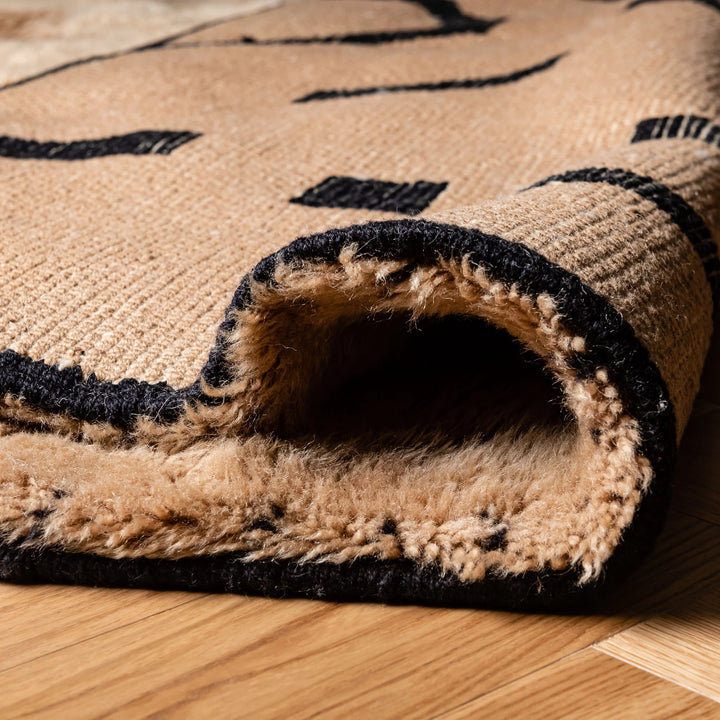 Beni Mrirt Moroccan Wool Rug – Beige and Black Tribal Design