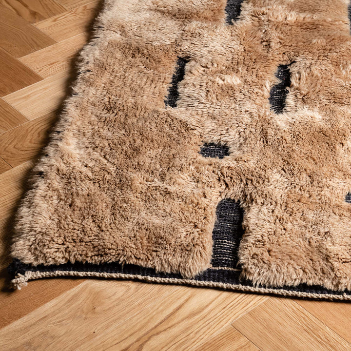 Beni Mrirt Moroccan Wool Rug – Beige and Black Tribal Design