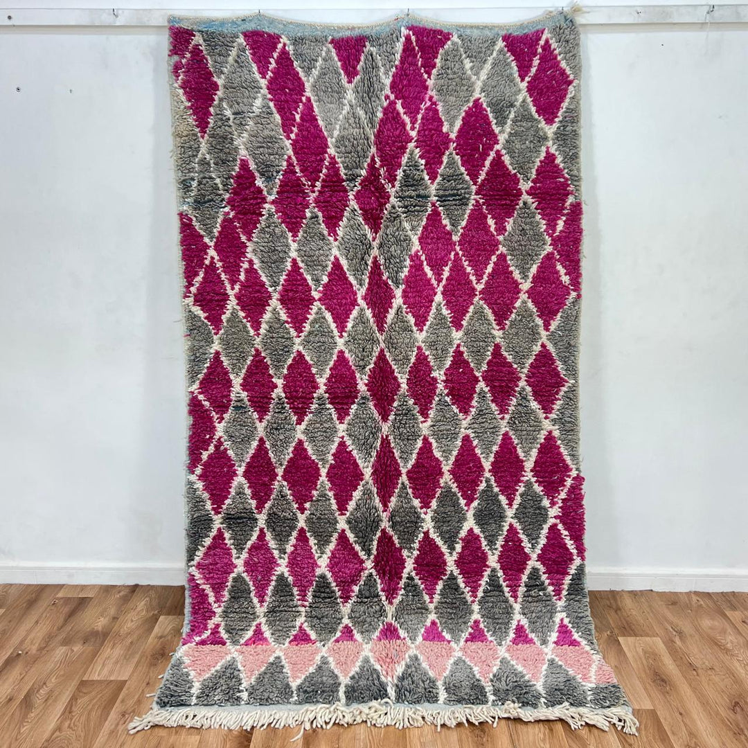 Vintage Moroccan wool rug 788 – handwoven Berber carpet with magenta pink and gray diamond pattern (238 × 138 cm / 7.81 × 4.52 ft).