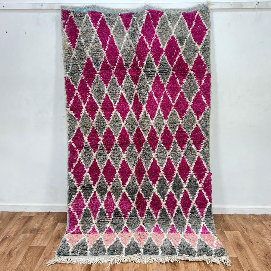 Vintage Moroccan wool rug 788 – handwoven Berber carpet with magenta pink and gray diamond pattern (238 × 138 cm / 7.81 × 4.52 ft).