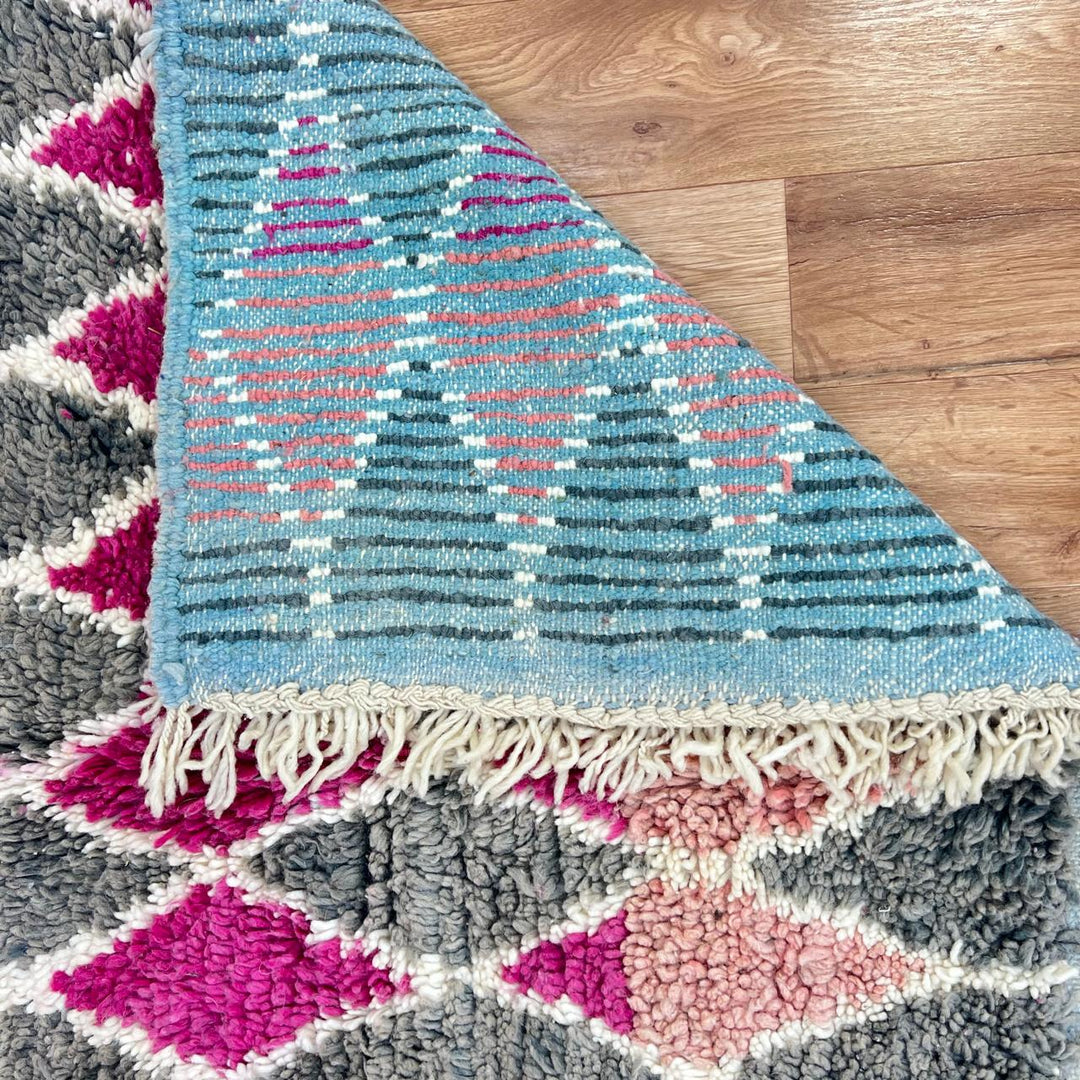 Vintage Moroccan wool rug 788 – handwoven Berber carpet with magenta pink and gray diamond pattern (238 × 138 cm / 7.81 × 4.52 ft).