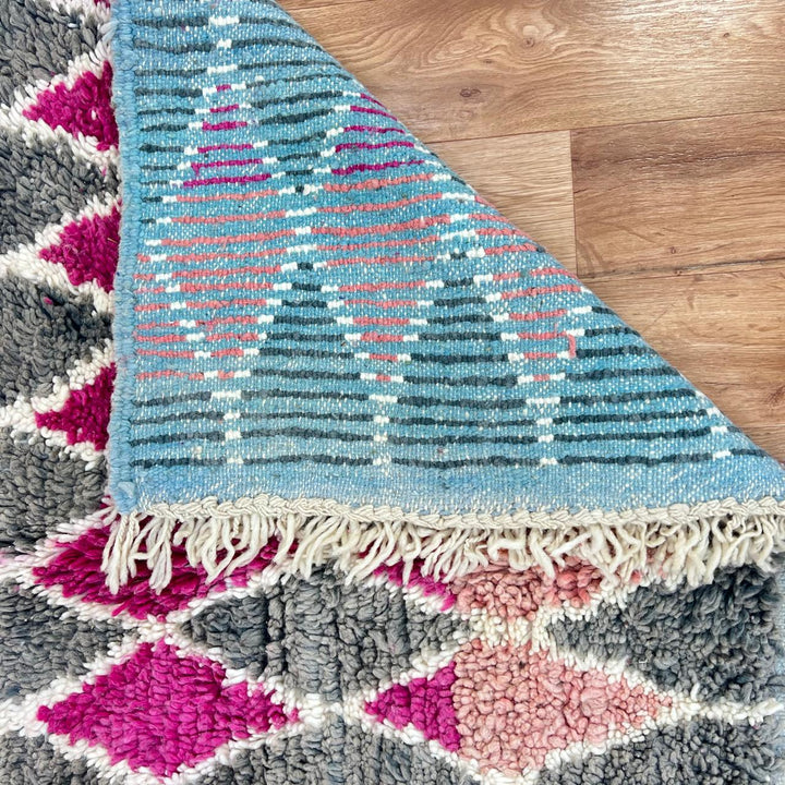 Vintage Moroccan wool rug 788 – handwoven Berber carpet with magenta pink and gray diamond pattern (238 × 138 cm / 7.81 × 4.52 ft).