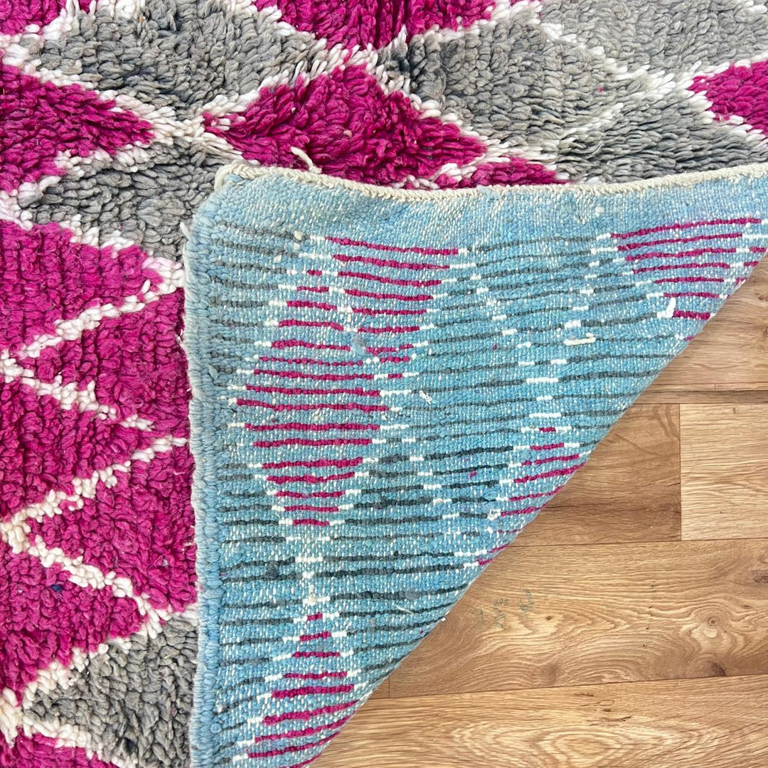 Vintage Moroccan wool rug 788 – handwoven Berber carpet with magenta pink and gray diamond pattern (238 × 138 cm / 7.81 × 4.52 ft).