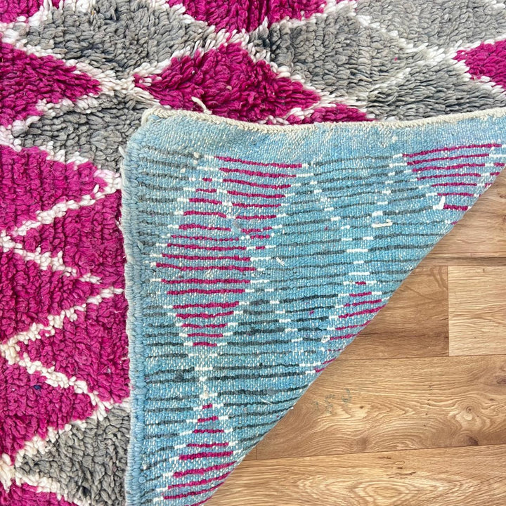 Vintage Moroccan wool rug 788 – handwoven Berber carpet with magenta pink and gray diamond pattern (238 × 138 cm / 7.81 × 4.52 ft).