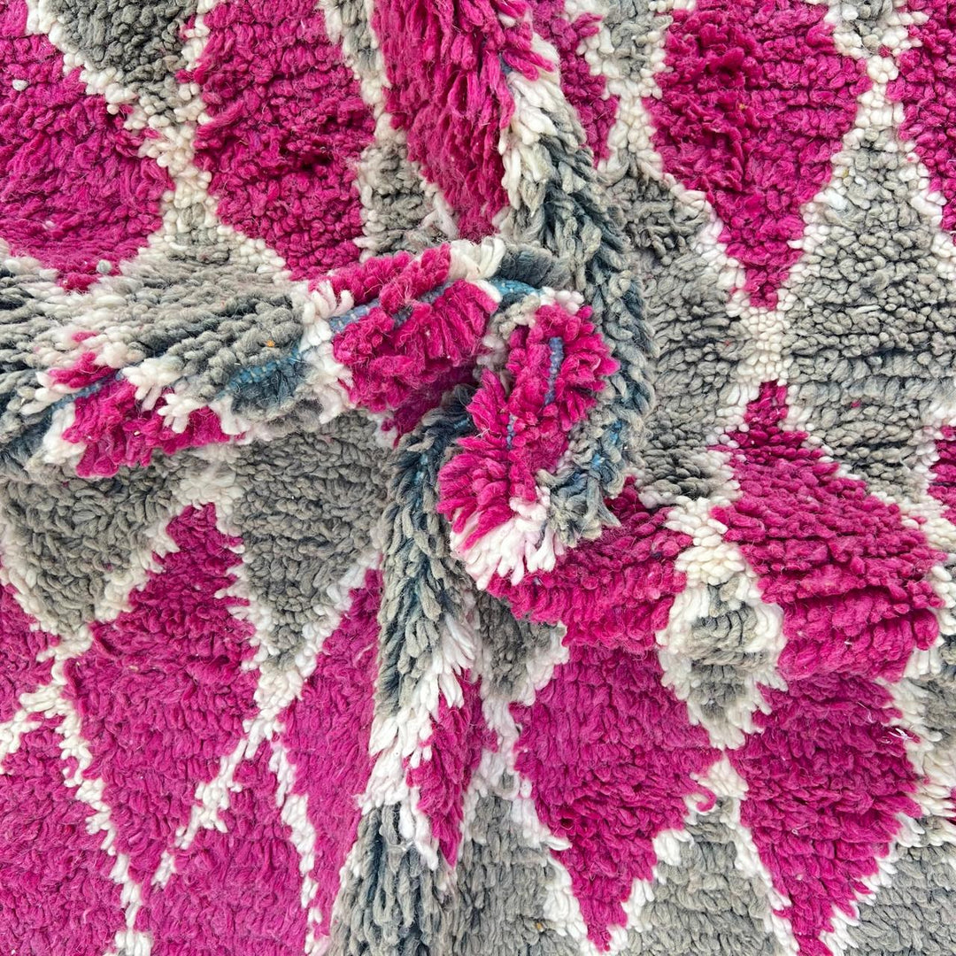 Vintage Moroccan wool rug 788 – handwoven Berber carpet with magenta pink and gray diamond pattern (238 × 138 cm / 7.81 × 4.52 ft).