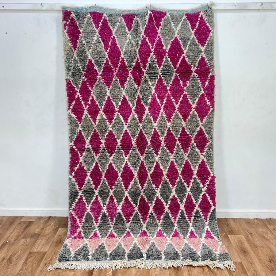 Vintage Moroccan wool rug 788 – handwoven Berber carpet with magenta pink and gray diamond pattern (238 × 138 cm / 7.81 × 4.52 ft).