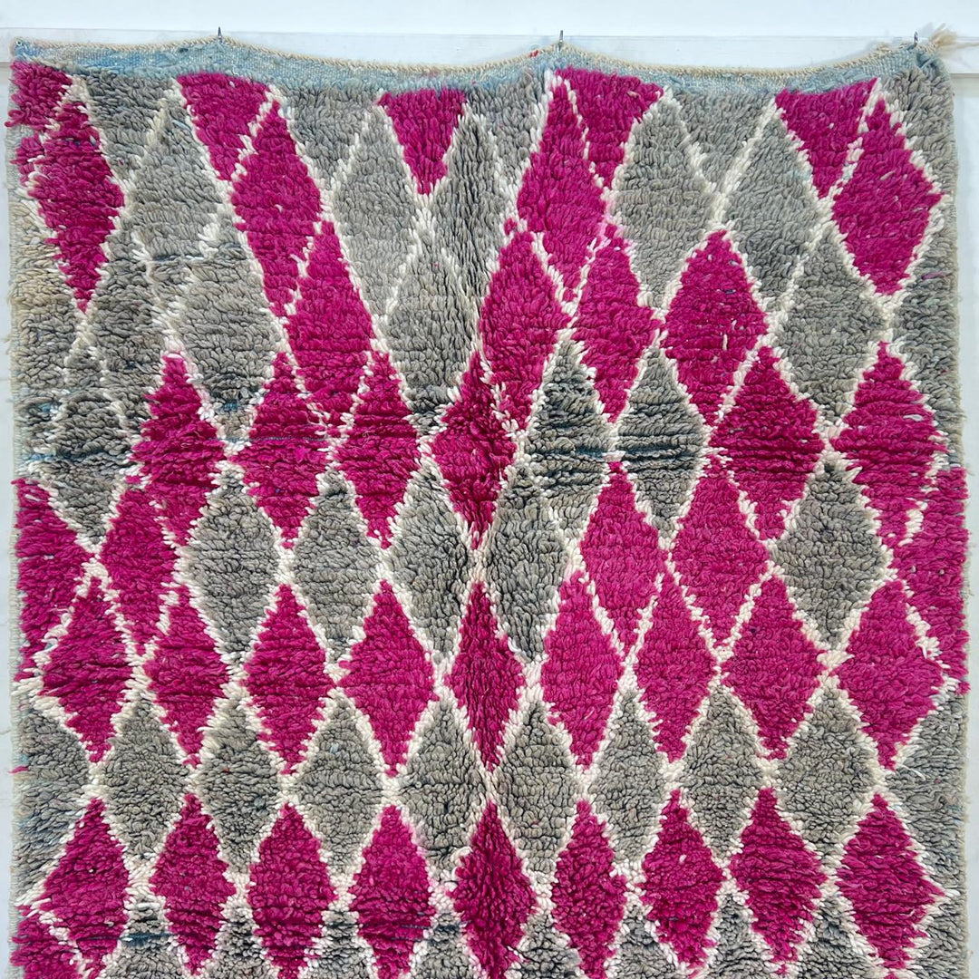 Vintage Moroccan wool rug 788 – handwoven Berber carpet with magenta pink and gray diamond pattern (238 × 138 cm / 7.81 × 4.52 ft).