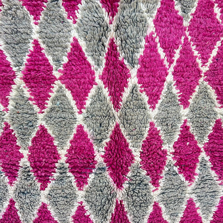 Vintage Moroccan wool rug 788 – handwoven Berber carpet with magenta pink and gray diamond pattern (238 × 138 cm / 7.81 × 4.52 ft).