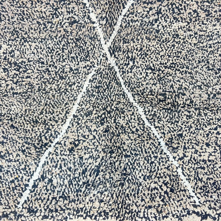 Vintage Moroccan wool rug 851 – handwoven Berber Beni Ourain carpet in black and ivory diamond design (296 × 196 cm).