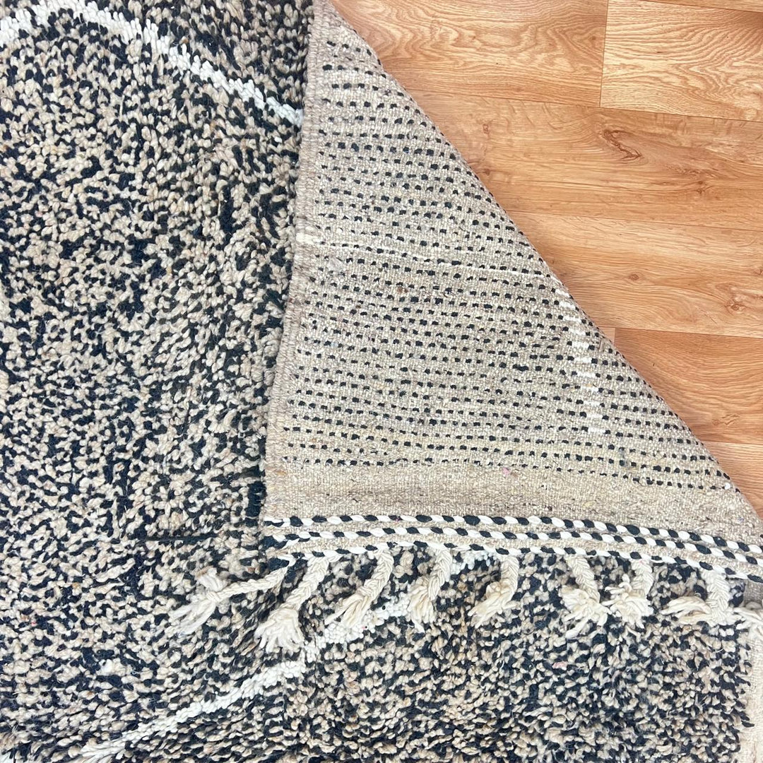 Vintage Moroccan wool rug 851 – handwoven Berber Beni Ourain carpet in black and ivory diamond design (296 × 196 cm).