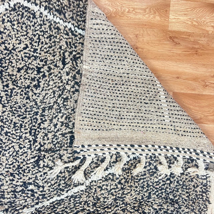 Vintage Moroccan wool rug 851 – handwoven Berber Beni Ourain carpet in black and ivory diamond design (296 × 196 cm).