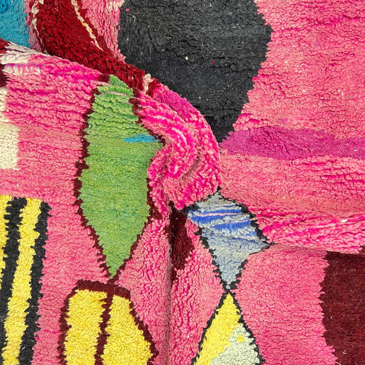Vintage Moroccan wool rug 262 – handmade pink rug with colorful diamond abstract design (268 × 158 cm).