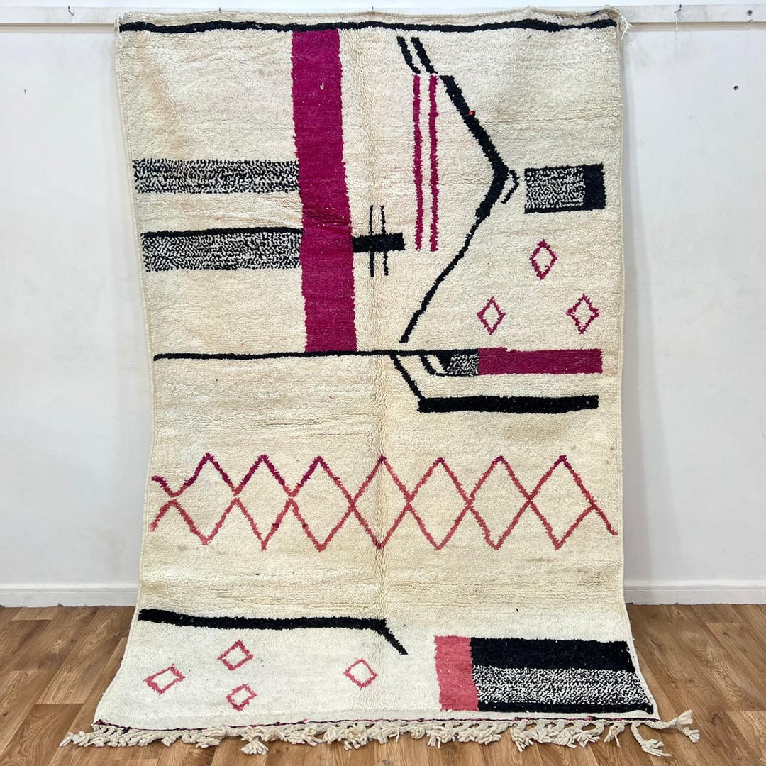 Vintage Moroccan wool rug 114 – handmade cream rug with black and red geometric Berber pattern (241 × 163 cm).