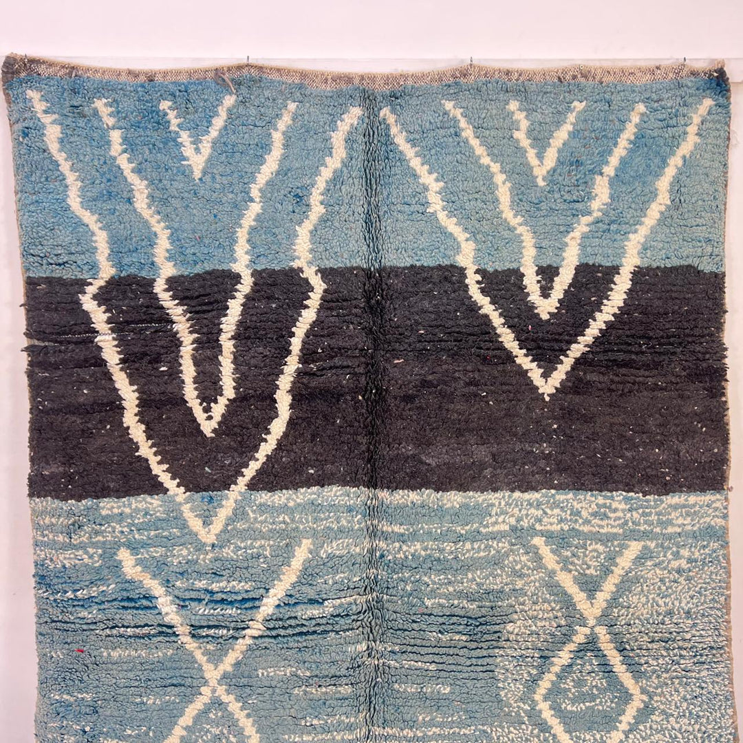 Vintage Moroccan wool rug 775 – handmade blue and ivory Berber carpet (242 × 161 cm / 7.94 × 5.28 ft).